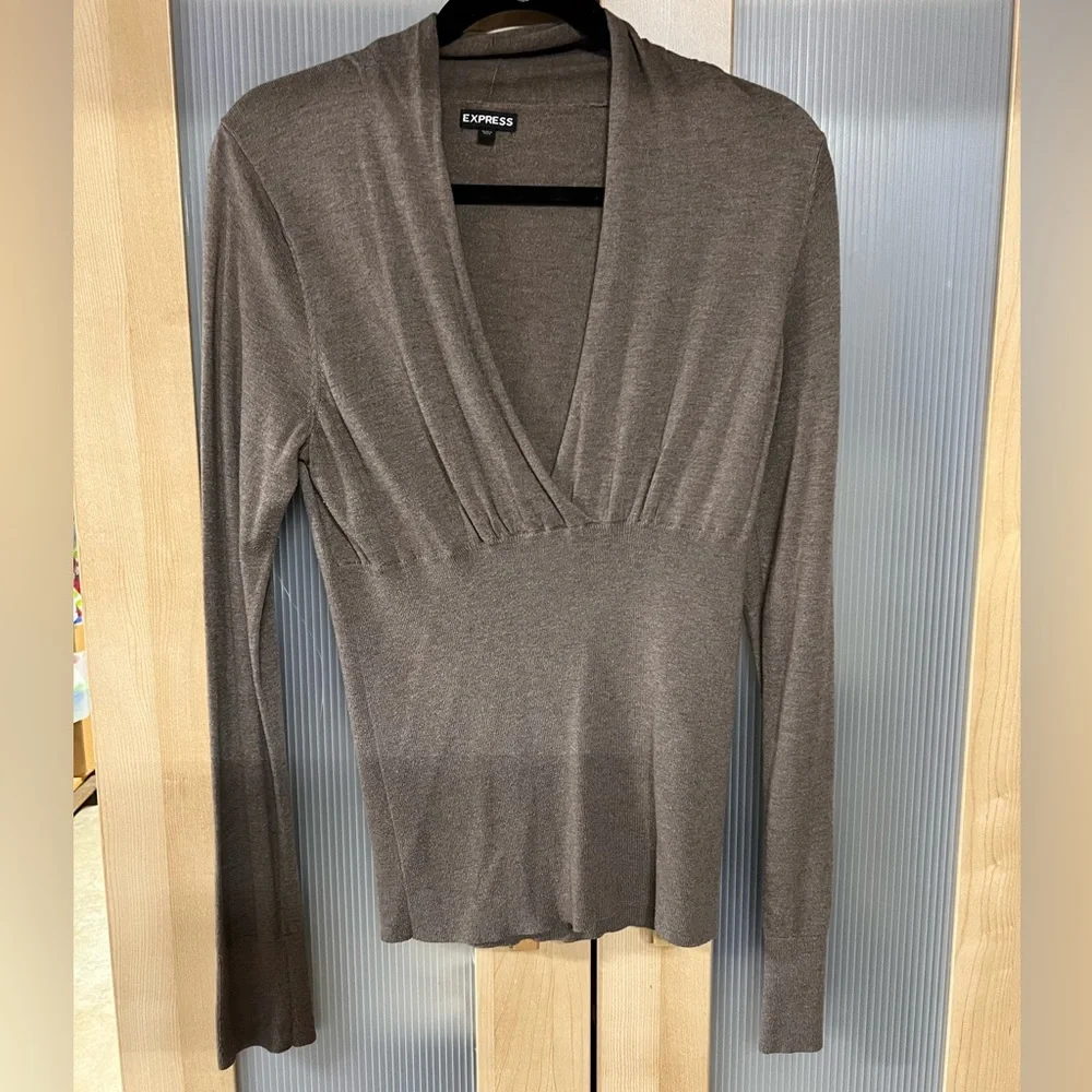 EXPRESS SLIM WOMANS VNECK SWEATER - Picture 1 of 3
